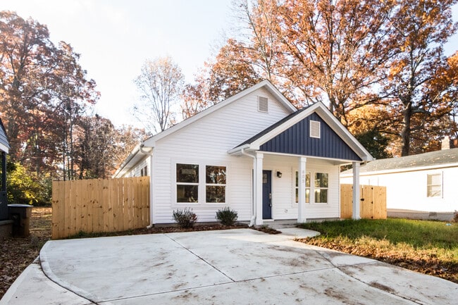 Building Photo - 805 Rodey Ave