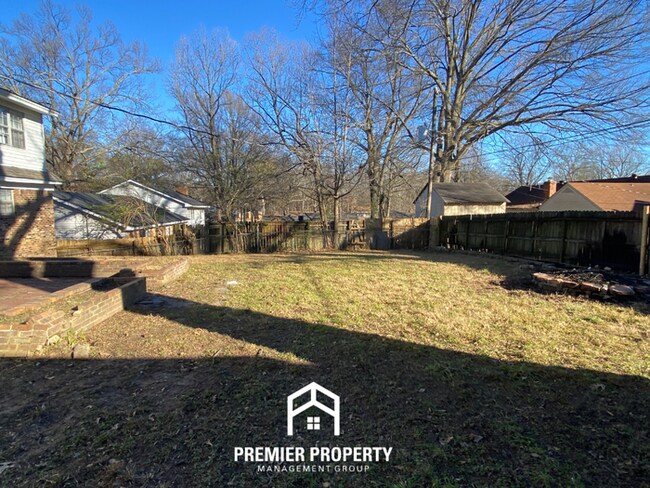 Building Photo - Spacious 4BR/2BA Memphis Home with Den, Fireplace & 2-Car Garage