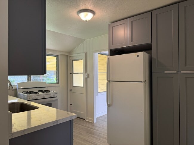 Building Photo - 2 Bed/1 Bath/ 1 Parking w/ Split A/C unit