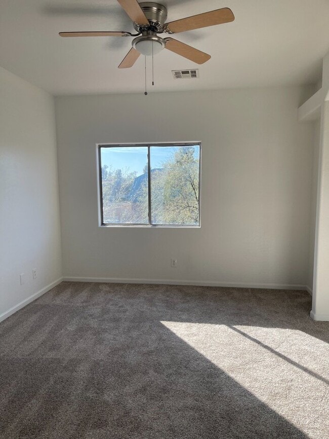 Building Photo - Clean Townhome in Great Location