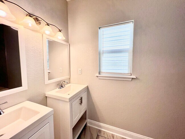 Building Photo - Gorgeous 4 bedroom 3 bath new construction...