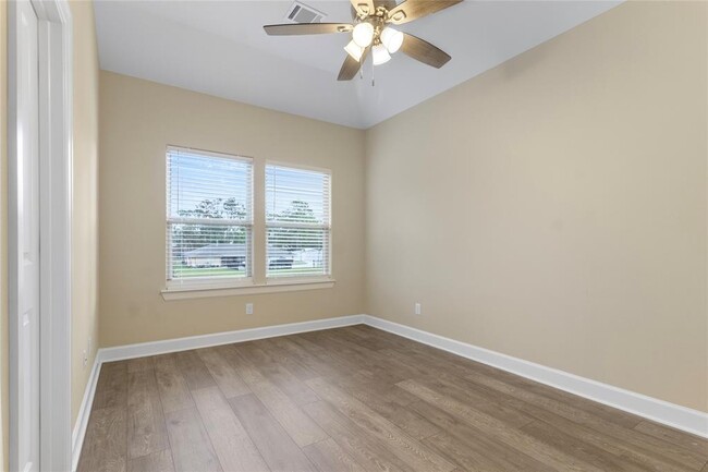Building Photo - 811 Shallow Hollow Dr