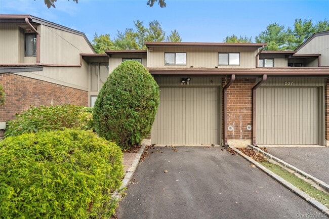 Building Photo - 236 Hamlet Dr