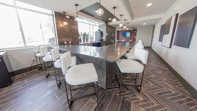 Building Photo - 500 W Trade St