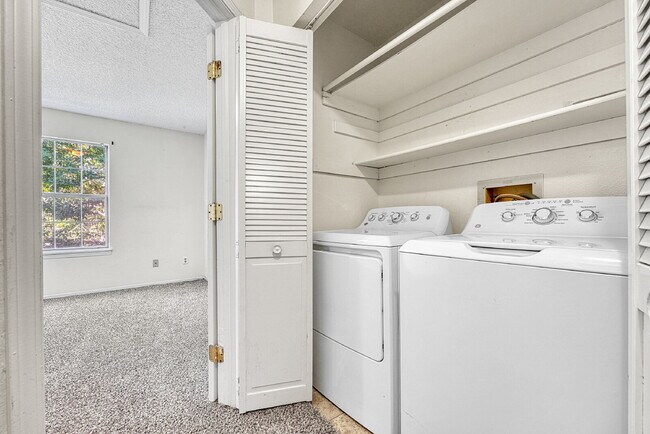 Building Photo - $1,465 - 2 Bed 1 Bath Townhome in Aurora w...