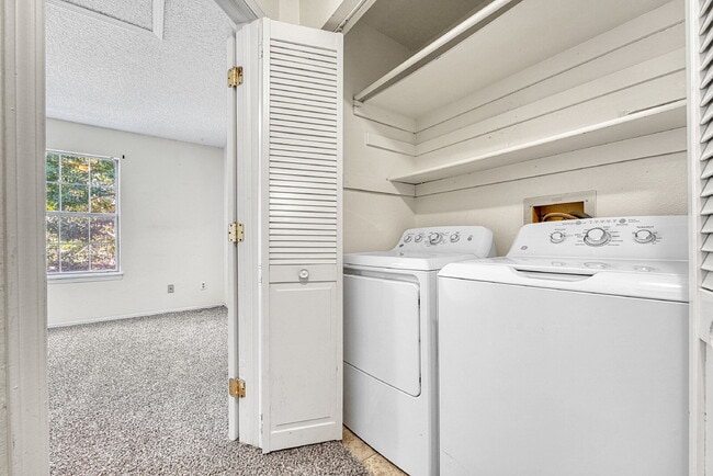 Building Photo - $1,465 - 2 Bed 1 Bath Townhome in Aurora with In Unit Laundry!