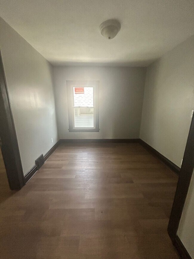 Primary Photo - 2103 W 106 ST