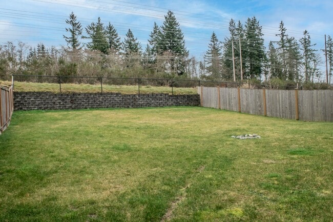 Building Photo - Beautifully Crafted 5bd/3bth home W/ Fence...