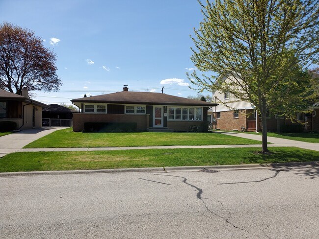 Building Photo - 708 N Wille St