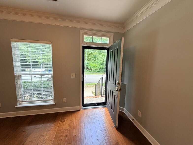 Building Photo - 7031 Sunnywood Dr