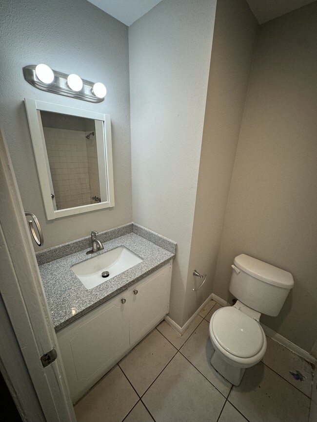 Upstairs full bath for the two secondary bedrooms to share - 5528 Deep Forest Dr