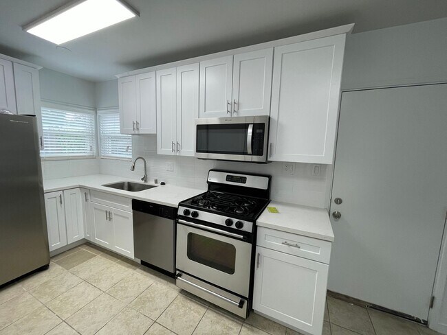 Building Photo - 4962 S Centinela Ave