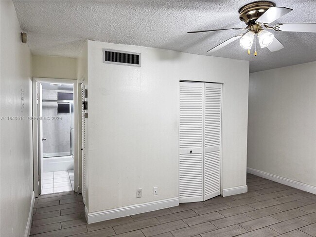 Building Photo - 30 SE 4th Ave