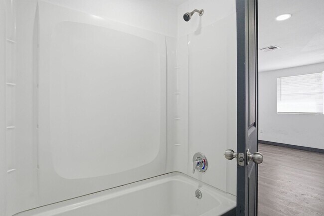 Building Photo - Beautiful 1 bedroom 1 bath apartment near SW 59!