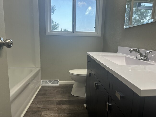 Building Photo - 602 Sara St