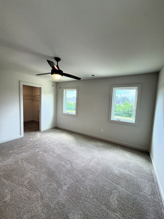Building Photo - Move-In Special!! 1/2 Off First Month's Rent!!