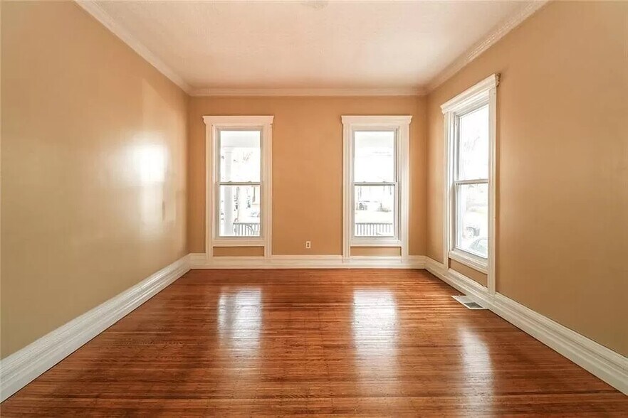 Living Room - 473 Alexander St