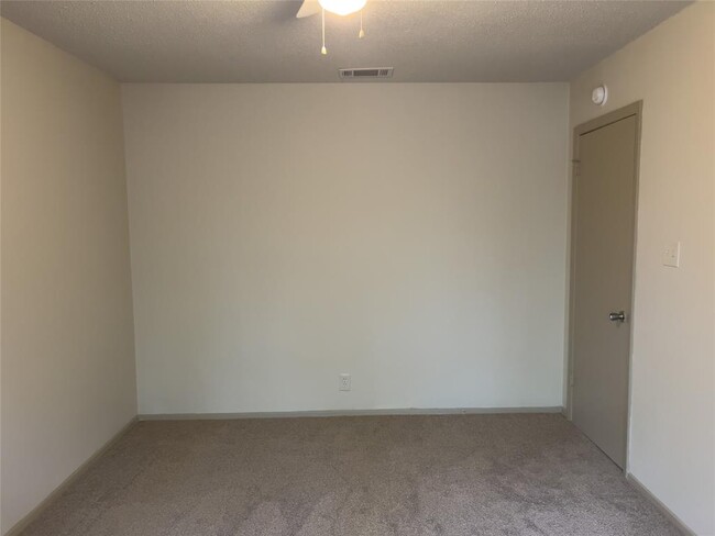 Building Photo - 7206 Creekside Dr