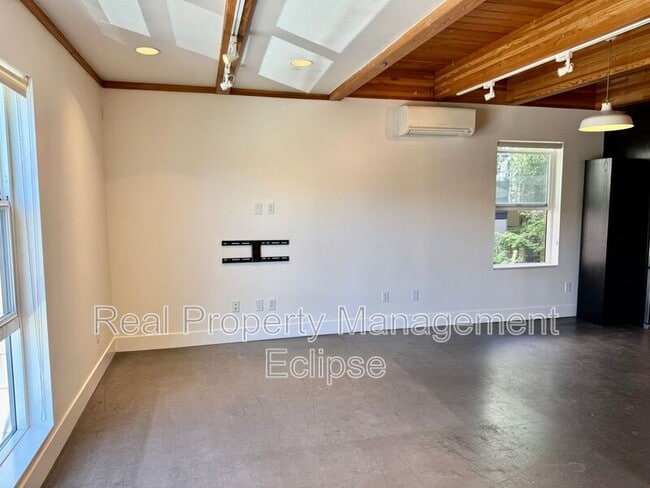 Building Photo - 3819 Interlake Ave N