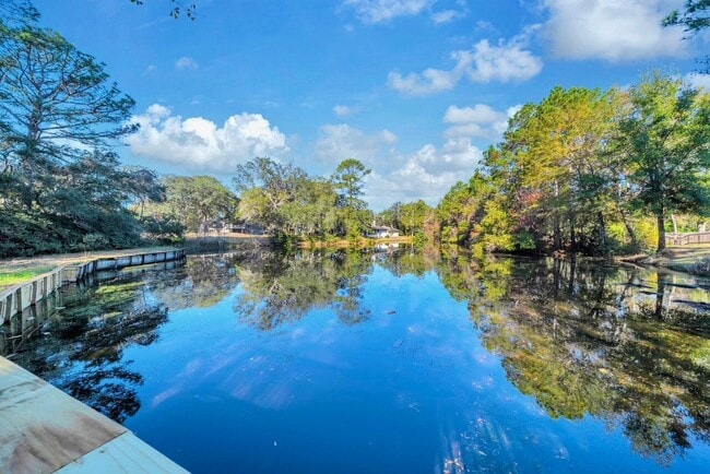 Building Photo - 1524 Glenlake Cir