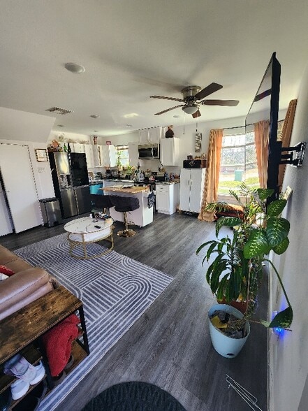 Building Photo - 5212 Ina St