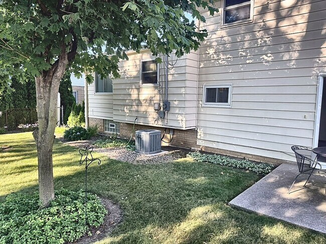 Building Photo - Spacious 3-Bedroom Split-Level with Formal Dining Room, Fireplace, and Fenced Backyard