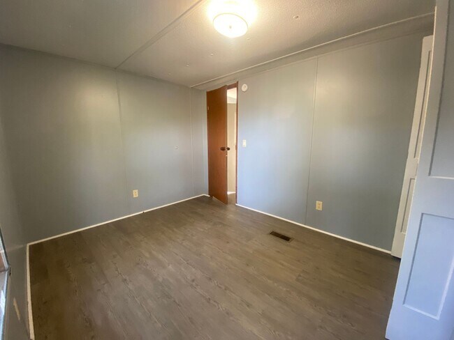 Building Photo - 2 Bedroom 1 Bath Mobile Home in Greenevill...