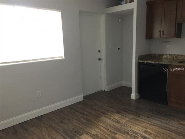 Building Photo - 508 Varsity St