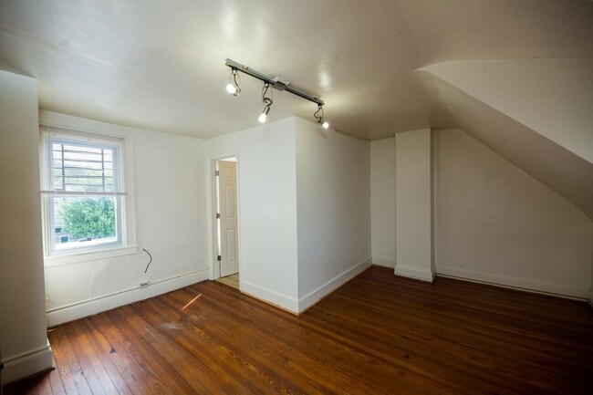 Building Photo - 2026/2027 JHU Off-Campus 5bd/2ba Rowhome w...
