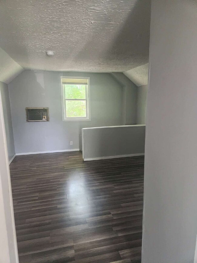 Building Photo - READY NOW - Three Bedroom Single Family Home!