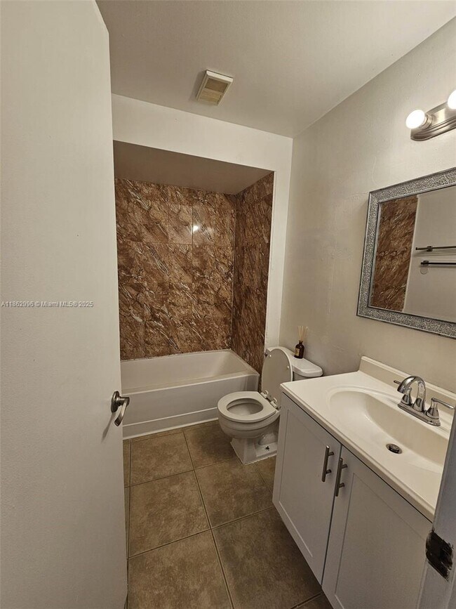 Building Photo - 9999 Summerbreeze Dr