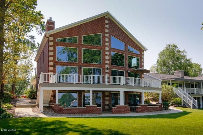 Building Photo - Luxury Lake Living