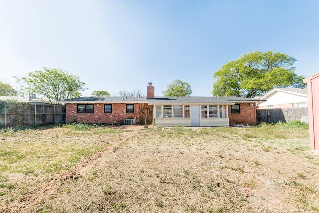 Building Photo - Spacious 3/2 with 2 Living Areas!