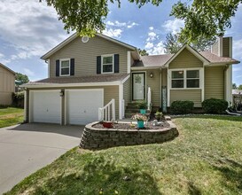 Building Photo - 420 SE Onyx Dr