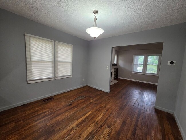 Building Photo - 3 Bedroom Home Near Zoo & Parks!