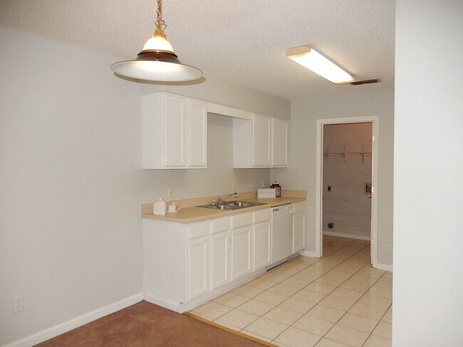 Building Photo - LOVELY & Spacious 3/2 Twn, New Plank Floor...