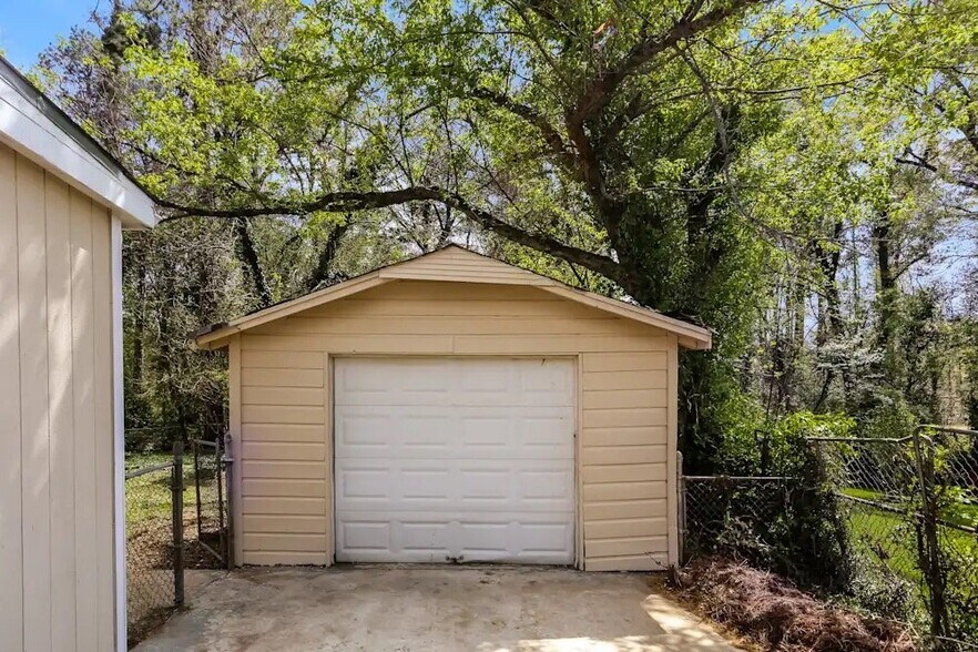 Building Photo - 2121 Cherry Ln