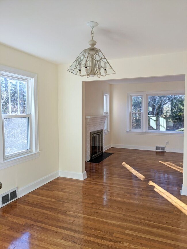 Building Photo - Beautiful Asheville Rental in the Malvern Hills Neighborhood!