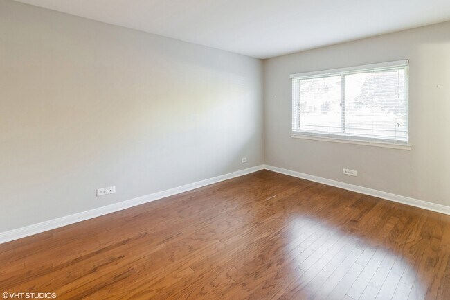 Building Photo - 700 Perrie Dr