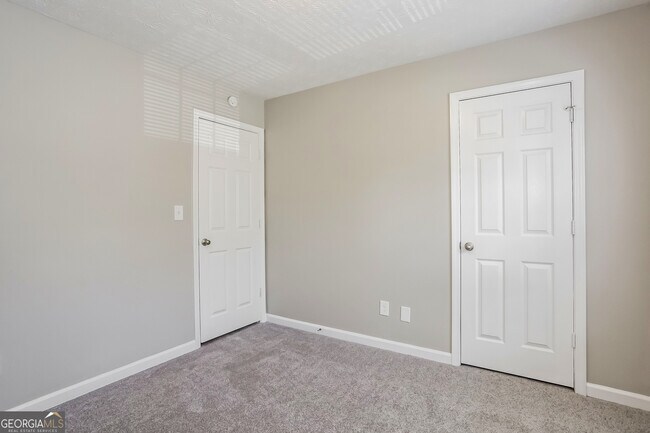 Building Photo - 215 Kiowa Ct SE
