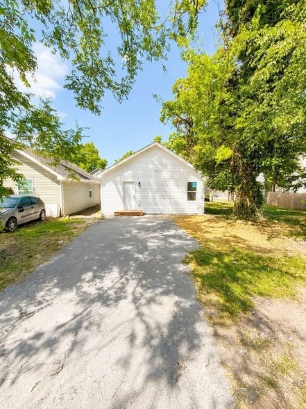 Building Photo - 1808 Cephas St