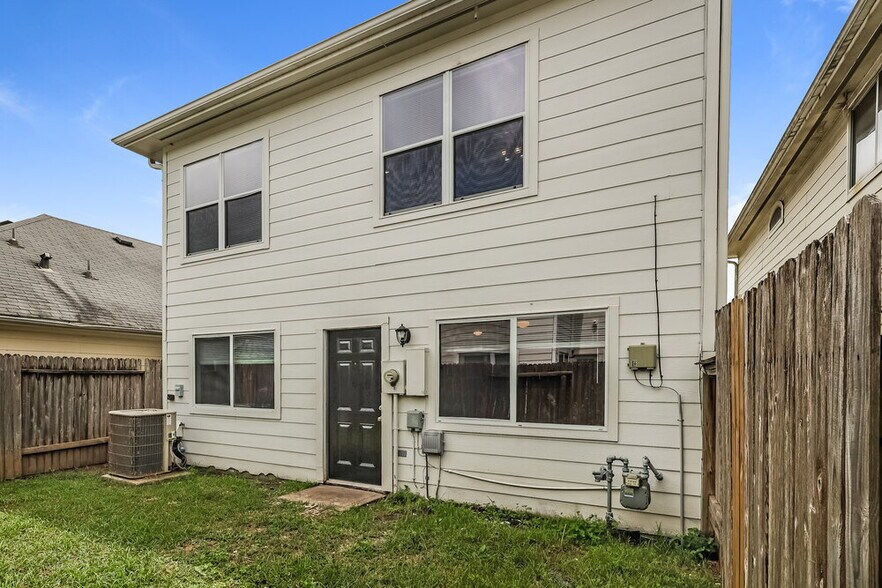 Building Photo - 814 Forest Ivy Ln