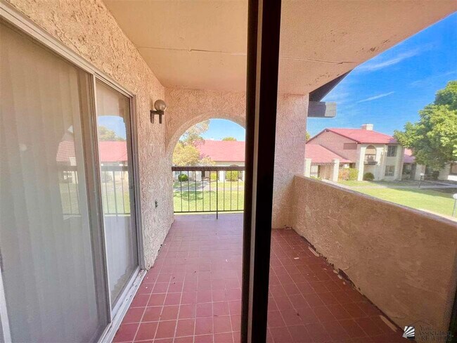 Building Photo - 2045 S 14th Ave