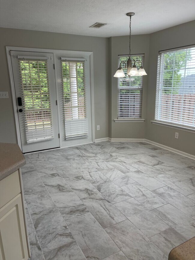 Building Photo - 2068 Lake Forest Dr