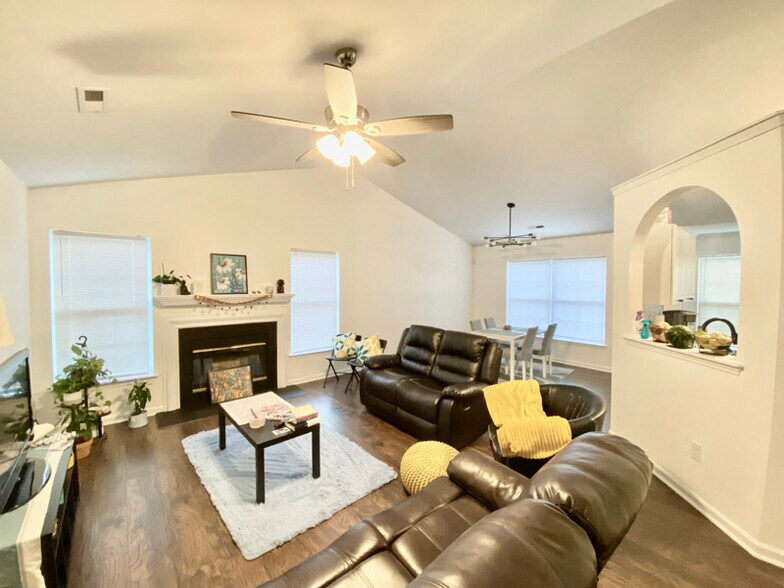 Building Photo - 5515 Laurel Grove Ln