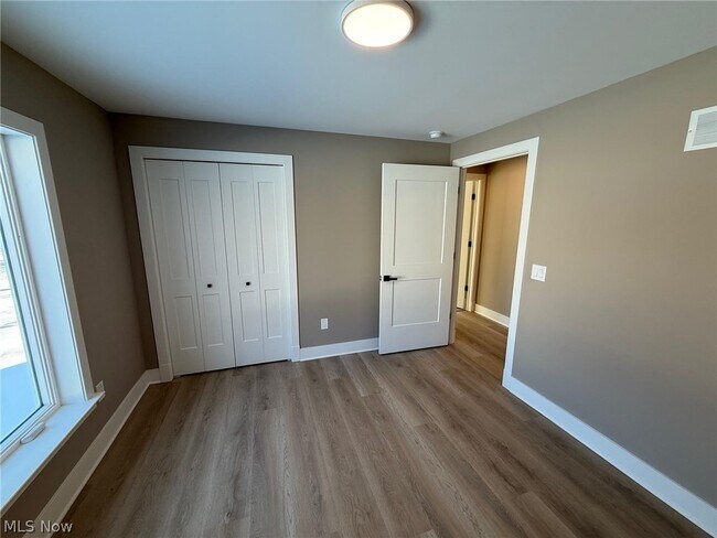 Building Photo - 3940 Ellendale Rd