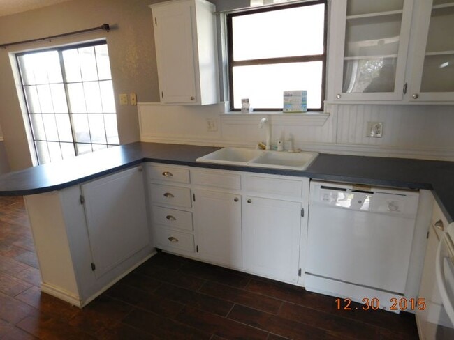 Building Photo - 2215 Phyllis Dr