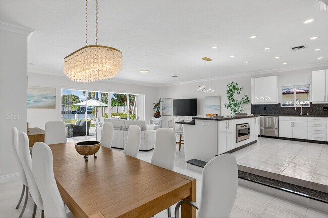 Building Photo - 513 S Riverside Dr