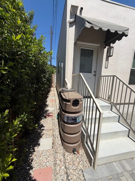 side yard for storage - 4131 Chevy Chase Dr