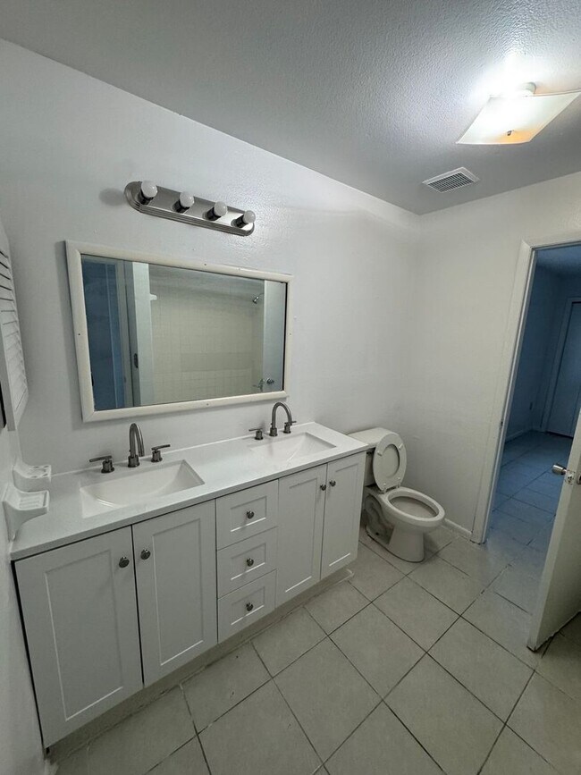 Building Photo - 620-622 Pineville Ln